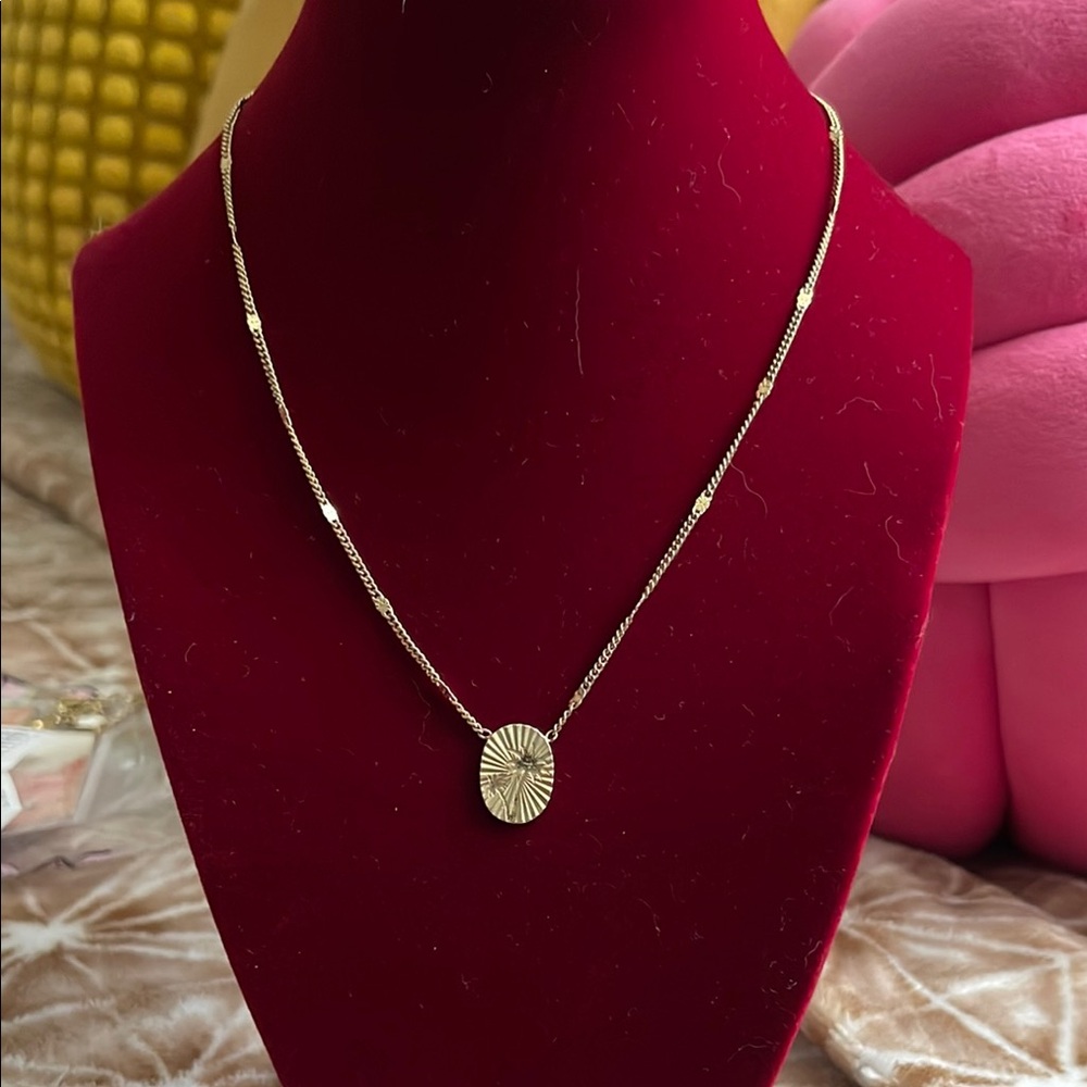 Elegant Gold Pendant Necklace